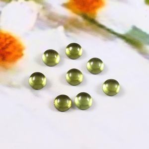 Lote al por mayor de gemas sueltas calibradas de peridoto natural redondo de 6x6 mm con base plana para fabricación de joyas - Product Image 3