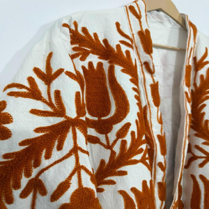 Kimono en coton brodé Suzani Golden Mustard avec silhouette de veste longue bohème, robe ouverte sur le devant pour un style resort - Product Image 5