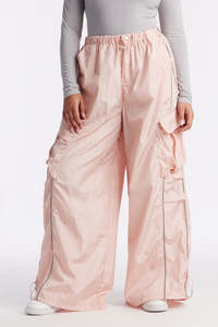 กางเกงคาร์โก้ขากว้างสีชมพูสำหรับผู้หญิง ผ้าไนลอนน้ำหนักเบา สไตล์ลำลอง สตรีทแวร์ รับผลิตแบบ OEM พร้อมรับทำแบรนด์ส่วนตัว - Product Image 5