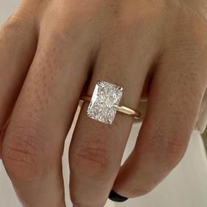 Anillo Solitario con Diamante Cultivado en Laboratorio de 3 Quilates, Corte Radiante Alargado, E VVS2, Anillo de Compromiso de Dos Tonos, Oro Amarillo de 14k, Certificado IGI - Product Image 3