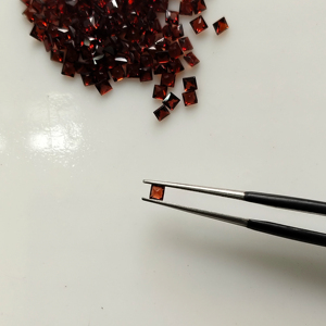 โกเมนสีแดงธรรมชาติ 2.25 มม. ทรงสี่เหลี่ยมเจ้าหญิงคัท คุณภาพดีที่สุด พลอยเม็ดเดี่ยวสำหรับทำเครื่องประดับ - Product Image 3
