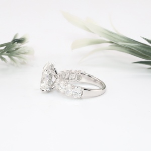 Anillo de compromiso de lujo en oro blanco con diamante simulado de corte pera, banda de boda clásica con halo oculto, joyería fina para mujer - Product Image 3