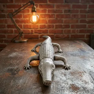 Sculpture de crocodile en métal faite à la main, figurine animale contemporaine, décoration de table, ornement de salon - Product Image 5