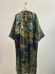 Kimono de satén de seda estilo bohemio vintage para mujer, largo, de manga larga, hecho con material reciclado, lavable a máquina. - Product Image 2