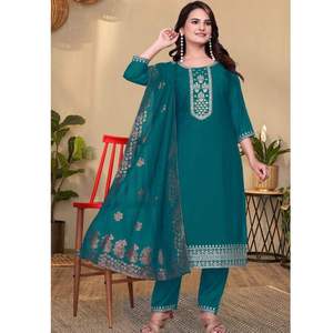 Conjunto de kurta de tela romana bordada para fiesta con dupatta a juego y pantalones de seda romana. Disponible en dos colores. - Product Image 2
