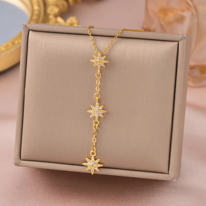 Collier pendentif géométrique flocon de neige pour femme avec strass naturels, chaîne en métal plaqué or et pompon - Product Image 2