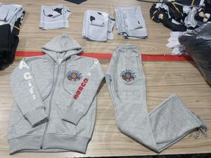 Conjunto de Sudadera con Capucha y Pantalones Deportivos Personalizados OEM, Estilo Urbano, con Parches Desgastados, Traje Deportivo Vintage para Hombre, 100% Algodón - Product Image 2