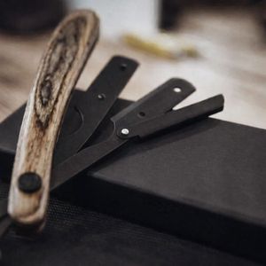 Navaja de afeitar Cut Throat Razor The Cutlass, navaja de seguridad de filo recto con mango de madera plegable, hecha de hueso de búfalo. - Product Image 5