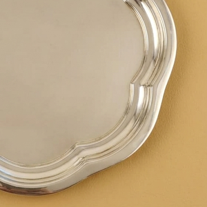 Elegante Bandeja Redonda Plateada con Borde Festoneado, de Acero Inoxidable Pulido con Acabado Espejo, para Hotel, Restaurante, Boda, Buffet - Product Image 5