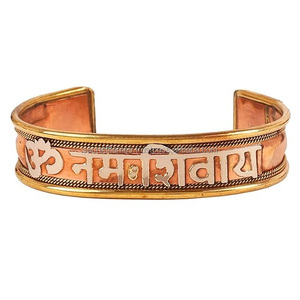 Brazalete Artesanal de Cobre y Latón con Mantra Om Namah Shivaya, Brazalete Tibetano con Mantra de Shiva, MOQ Bajo - Product Image 4
