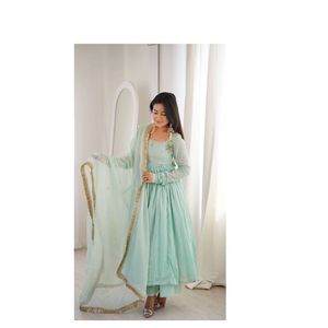 ชุดเดรสยาวทรงปล่อยชายกระโปรงผ้าเครป แต่งลูกไม้ดีไซน์เนอร์ที่คอ แขนยาว พร้อมผ้าคลุมไหล่แบบโคตา ดีไซน์หรูหรา เหมาะสำหรับงานเทศกาลและโอกาสพิเศษ - Product Image 1