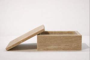 Moderna caja rectangular para joyas de piedra travertino con elegante tapa abatible que ofrece un diseño duradero, textura natural y decoración moderna. - Product Image 4