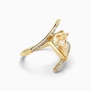 Bague unisexe Krishnavii KR 220 en or jaune 18 carats, forme cerf-volant, diamant jaune fantaisie, design torsadé, luxe, certifiée IGI - Product Image 5