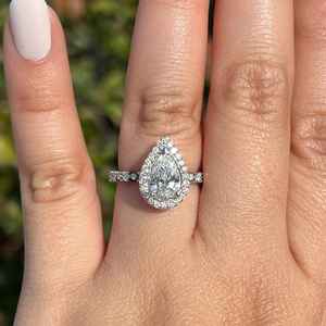 Anillo de Moissanita en Forma de Pera con Detalle de Halo y Banda Pavé en Oro Blanco de 14K, Anillo de Boda Refinado para Mujer, Joyería Fina - Product Image 2