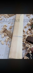 Batte de cricket en saule anglais de qualité supérieure pour hommes, éditions pour joueurs de niveau A, manche court, profil moyen à bas, pressage rigide, personnalisable. - Product Image 2