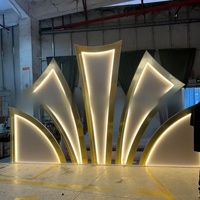 Mur de fond de scène LED personnalisé en forme d'aile ondulée, avec bordure en miroir doré en PVC et panneau acrylique, pour la décoration d'événements hôteliers et de fêtes