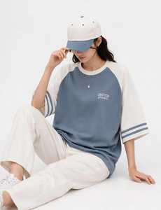 Camiseta de Verano Casual para Mujer, Corte Holgado, 100% Algodón Jersey, Bloques de Color Azul y Blanco, Manga Raglán Corta, Puño a Rayas - Product Image 1