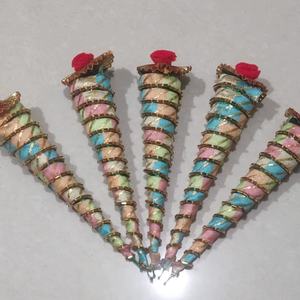 Ensemble de cônes Shagun festifs pastel faits à la main avec ruban décoratif en dentelle dorée et dessus floral rouge pour cadeau de mariage - Product Image 1