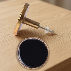 Bouton de meuble rond en laiton avec insert en émail noir, design moderne pour chambre, salon, commode et cuisine - Product Image 1
