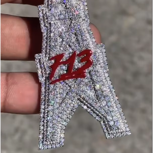 จี้ห้อยตัวอักษรแบบฮิปฮอปประดับเพชรโมอิสซาไนต์ VVS  ปรับแต่งได้ตามต้องการ ขายส่ง  ทำจากเงินแท้ 925 เหมาะสำหรับทั้งชายและหญิง ใช้ในงานปาร์ตี้ - Product Image 1