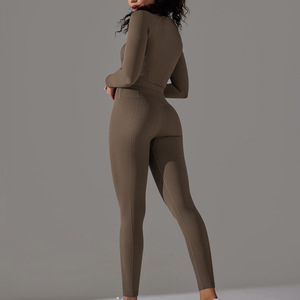 Conjunto de yoga sin costuras OEM personalizado para mujer: top corto y leggings de cintura alta con sujetador deportivo para gimnasio - Product Image 6