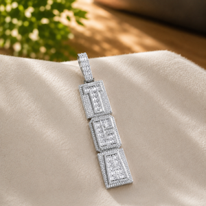 Pendentif Hip Hop pour Homme en Argent Sterling 925 Plaqué Or avec Moissanite Forme Baguette Classique et Sertissage à Griffes - Product Image 1