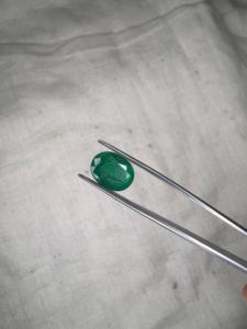 Émeraude naturelle zambienne de 3,79 carats, forme ovale, pierre précieuse vert foncé facettée, pierre précieuse pour la fabrication de bijoux fins, vente en gros - Product Image 1