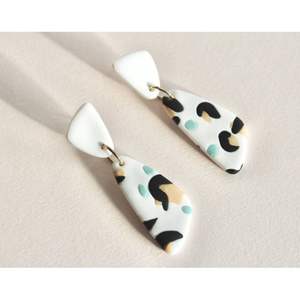 Boucles d'oreilles en résine haut de gamme, élégantes, faites à la main, avec des perles, pour les fêtes, les occasions décontractées, les tenues festives, durabilité longue durée - Product Image 3