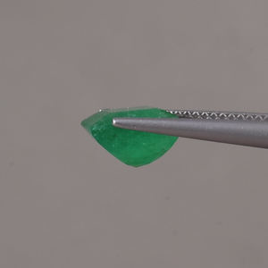 มรกตธรรมชาติสีเขียว รับรองโดย IGI น้ำหนัก 3.15 กะรัต รูปทรงแปดเหลี่ยม ขนาด 8.5x8.5 มม. ตัดด้วยมือ ขัดเงา เคลือบแว็กซ์/น้ำมัน คุณภาพเยี่ยม เหมาะสำหรับ - Product Image 2