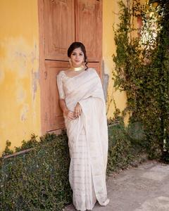 Sari en soie banarasi douce et élégante avec broderie dorée Zari, non cousu, blanc 77886 - Product Image 4