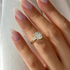 Anillo de Tres Piedras con Diamante de 2 Quilates de Mina Antigua con Corte Cojín en Oro Amarillo, Certificado por IGI - Product Image 5