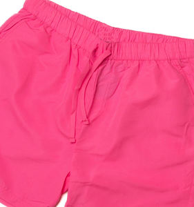 กางเกงขาสั้นไนลอนสีชมพูสดใสคุณภาพสูงพิมพ์โลโก้ได้ตามต้องการสำหรับผู้ชาย / กางเกงกีฬาขายส่งผ้าโพลีเอสเตอร์ 100% ความยาวขาใน 5.5 นิ้ว - Product Image 2