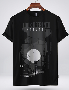 เสื้อยืดผู้ชายพิมพ์ลายกราฟิก ผ้าฝ้าย 100% 180 GSM คุณภาพสูง แฟชั่นฤดูร้อน ทรงปกติ สตรีทแวร์ รับผลิตตามสั่ง (OEM) พร้อมสกรีนโลโก้ - Product Image 5