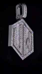 Collier personnalisé hexagonal avec initiale pour homme, plaqué or blanc de qualité supérieure, finition argentée, pendentif initial en moissanite - Product Image 2