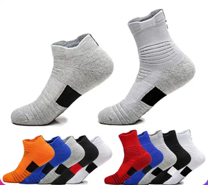 Chaussettes de sport personnalisées avec logo, chaussettes en coton à rayures tendance pour hommes et femmes, OEM ODM en gros - Product Image 1
