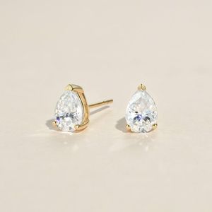 Boucles d'oreilles clous en diamant taille poire en or jaune 14 carats avec sertissage à trois griffes, bijoux en diamant pour femme - Product Image 2