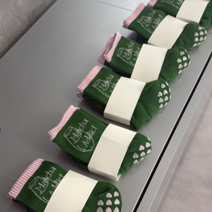 Chaussettes de Pilates personnalisées en coton antidérapantes mi-mollet avec broderie Matcha pour femmes, idéales pour les studios de Pilates et de yoga - Product Image 2