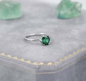 Anillo de Compromiso y Boda de Plata de Ley Chapado en Oro con Circonita Cúbica Verde Esmeralda de 1 Quilate, Corte Brillante, 6.5mm, Piedra de Nacimiento de Mayo - Product Image 1