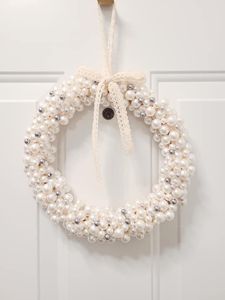 Guirnalda Navideña de Perlas de Lujo con Detalles Plateados de 10 Pulgadas, Venta Directa de Fábrica y Elegante Cinta de Encaje Color Marfil - Product Image 3