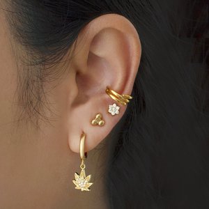 Boucles d'oreilles clous en or massif 14 carats avec grappe de diamants floraux, vente en gros directe d'usine, boucles d'oreilles clous fleur à 7 pierres, fabricant de bijoux personnalisés - Product Image 3