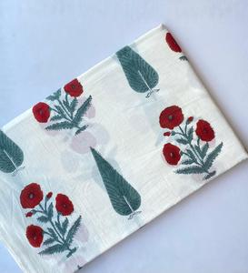 ผ้าฝ้ายถักลายดอกไม้สีขาวพิมพ์ลายด้วยมือแบบแฮนด์บล็อก สีสันสดใส เหมาะสำหรับตกแต่งบ้าน เสื้อผ้า และชุดเดรสเนื้อนุ่ม ทำจากฝ้ายธรรมชาติ - Product Image 3