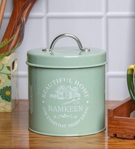Boîte de rangement en étain vert pastel avec poignée pour la conservation hermétique des collations et une décoration de cuisine charmante d'inspiration vintage - Product Image 1