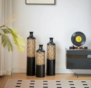 Juego de 3 jarrones altos negros y dorados con diseño calado, perfectos para decoración de entradas y un elegante diseño para el área de bienvenida. Venta al por mayor desde India. - Product Image 2