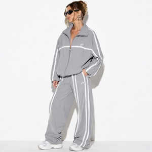Conjunto Deportivo de Nylon con Franjas Reflectantes para Mujer, Chaqueta con Cierre y Pantalones Grises Extra Grandes, Transpirables, con Capucha - Product Image 1