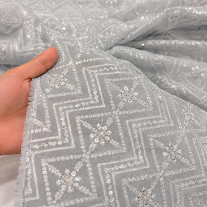 Tissu de sari en organza gris brodé avec détails en sequins pour femmes, vêtements de créateur pour fêtes, vêtements de mariée - Product Image 1