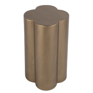 Mesa Auxiliar con Forma de Trébol Esculpido, Superficie Texturizada, Forma Cilíndrica Audaz y Diseño Contemporáneo para Bares - Product Image 1