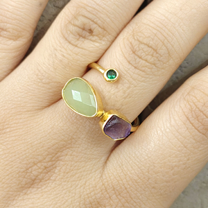 Bague en laiton plaqué or 18 carats avec trois pierres précieuses : améthyste brute, préhnite, calcédoine, émeraude, quartz – Bague ajustable pour usage quotidien - Product Image 2