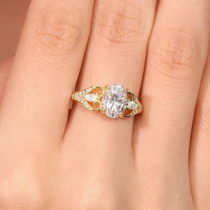 Anillo Hiphop CARATOVA DIAMONDS Chapado en Plata de 10k y Oro de 18K con Diamantes de Corte Ovalado, Acento de Zafiro Azul Halo y Tres Piedras Vintage - Product Image 4