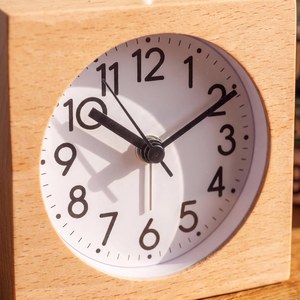 Horloge de table en bois artisanale pour cadeau et décoration intérieure - Product Image 5