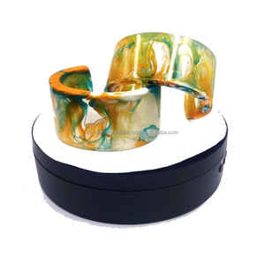 Nouvelle manchette en résine bleue pour femmes Bracelets en marbre de mode Bracelets acryliques géométriques en vente - Product Image 3